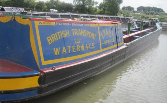 NB Victoria at Marsworth